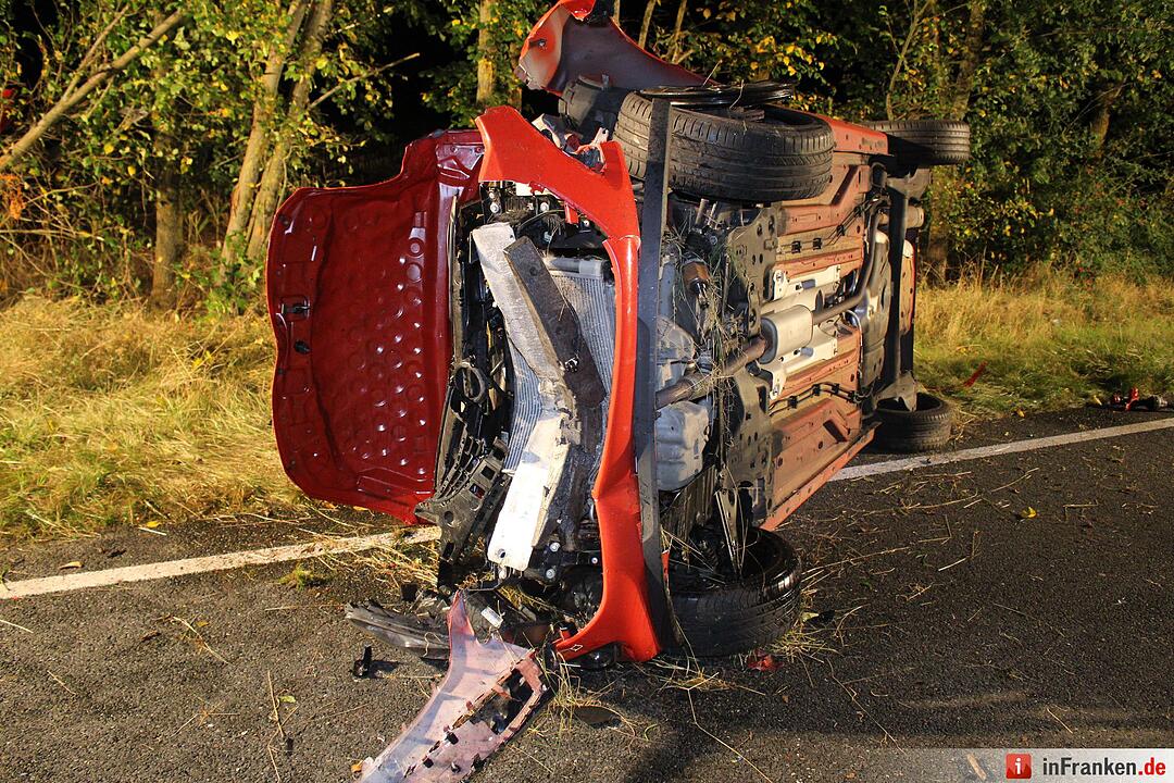 Pkw kracht in Baumgruppe und überschlägt sich bei Ödenreuth