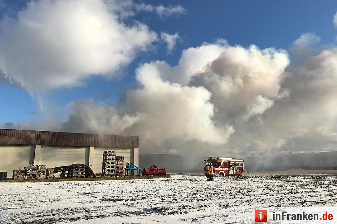 Vollbrand Lagerhalle im Nürnberger Norden