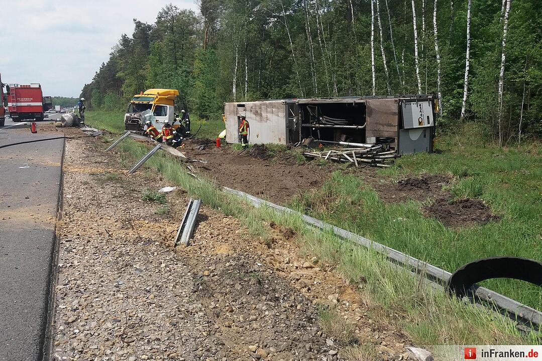 Nürnberg_ Schwerer Lkw-Unfall nach Reifenplatzer