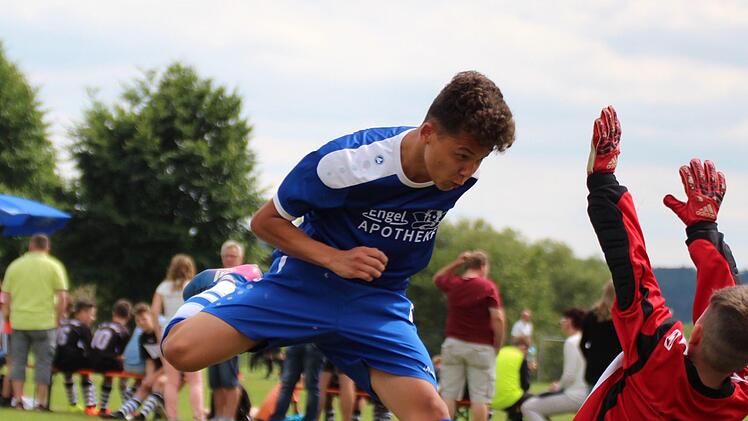 Die U13 der SG Ober-/Untererthal in blau gegen den SV Garitz.