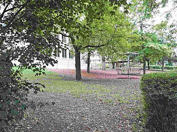 Die Außenanlagen und der Spielplatz am Hort an der Carl-Platz-Schule werden neu gestaltet. Foto: Richard Sänger