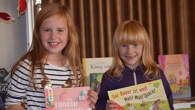 Diese M&auml;dchen sind echte Leseratten. Andreas Lomb