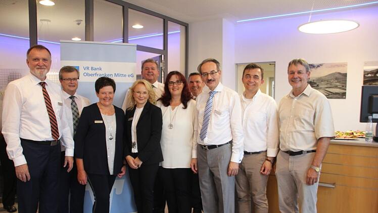 Sie sind auch weiterhin Ansprechpartner vor Ort, wenn es um die Finanzen geht: Christa Förner, Elke Klug-Mähringer, Yvonne Meißner (3., 4. und 5. von links). Mit im Bild von links: Vorstand Dieter Bordihn, Generalbevollmächtigter Georg Feder, Bereichsdirektor Privatkunden Kronach, Hans-Jürgen Möhrle, Stellvertretender Bereichsdirektor Prviatkunden Kronach, Lothar Götz,  Vorstand Stephan Ringwald, Bürgermeister Jens Korn und stellvertretender Landrat Gerhard Wunder.Veronika Schadeck