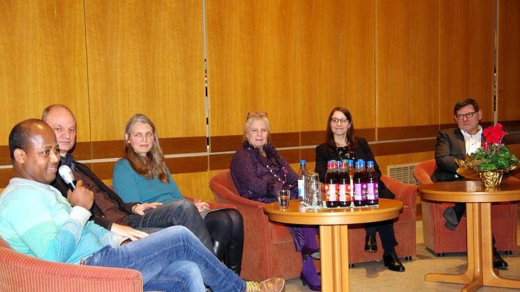 Zur Veranstaltung 30 Jahre Sozialdienst für ausländische Geflüchtete im Landkreis Bad Kissingen gehörte auch eine Podiumsdiskussion. Foto: Klaus Werner