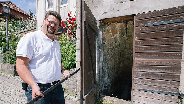 Stefan Wicklein beschäftigt sich schon seit vielen Jahren mit den Gewölben unter der Oberen Stadt und bietet auch Kellerführungen an. Foto: Marian Hamacher