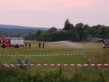 Im vergangenen Jahr war es ebenfalls sehr heiß und trocken. Die Feuerwehr bewässerte deshalb vorher den Abbrennplatz für das Feuerwerk in der Au. Foto: Ralf Ruppert/Archiv
