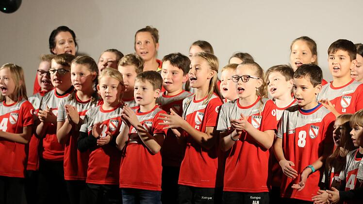 Zum 100. Geburtstag des FC Bad Brückenau präsentierte der Nachwuchs des Vereins ein selbst komponiertes Geburtstagsständchen auf der Bühne. Foto: Sebastian Schmitt