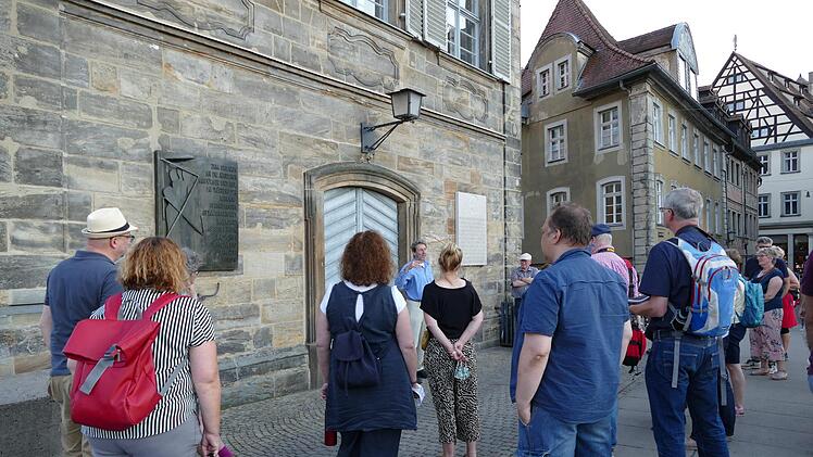 Die beiden Gedenktafeln an der Unteren Brücke zeigen auch die Entwicklung in der Nachkriegsgeschichte auf. Foto: mkh