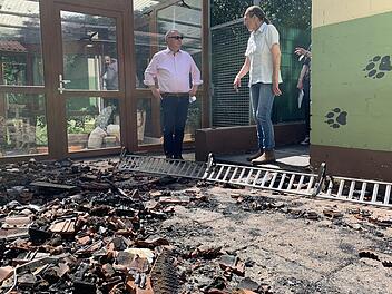 Landrat Thomas Bold (links) verschafft sich bei Tierheim-Leiterin Ursula Boehm ein Bild von den Brandschäden in der Münnerstädter Wannigsmühle.