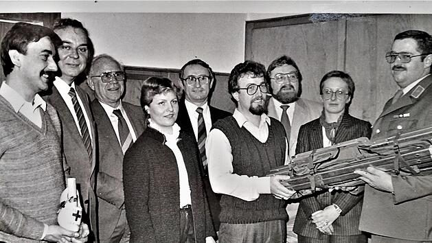 Kreiskolonnenf&uuml;hrer Gerhard Gl&ouml;ckler (rechts) &uuml;berreichte Zugf&uuml;hrer Alois Gundalach (vierter von rechts) ein erstes Ausr&uuml;stungsst&uuml;ck; mit dabei waren (von links) Hans Huber (stellvertretender Zugf&uuml;hrer), Landrat Marko Dyga, Pfarrer Hugo Link, Irene Gundalach (stellv. Bereitschaftschaftsleiterin), B&uuml;rgermeister Helmut Schuck, Zugarzt Thomas St&ouml;&szlig;el und Bereitschaftsleiterin Petra Limpert. Repro: Sigismund von Dobsch&uuml;tz