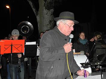 Nicht mit einem "Paukenschlag" herbeigeführt, sondern mit Beharrlichkeit vorangetrieben hat Walsdorf die "Trennung" von seinem VG-Partner Stegaurach. Bürgermeister Heinrich Faatz hält hier bei der "Unabhängigkeitsparty" eine Neujahrsansprache. Foto: Werner Auer