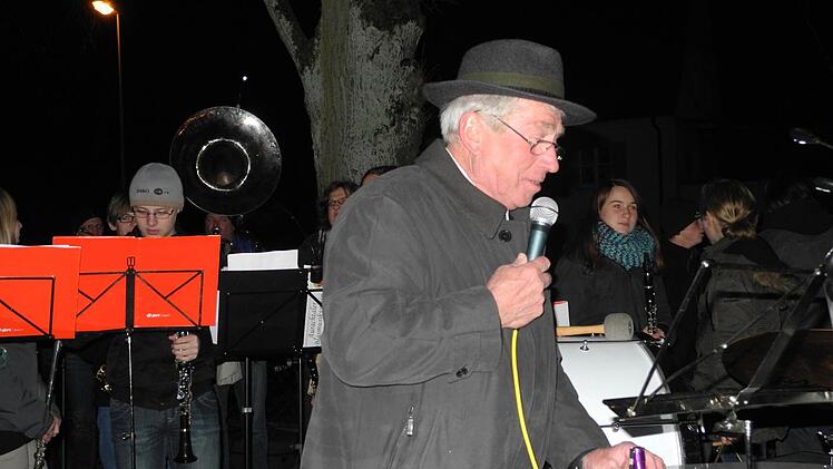 Nicht mit einem "Paukenschlag" herbeigeführt, sondern mit Beharrlichkeit vorangetrieben hat Walsdorf die "Trennung" von seinem VG-Partner Stegaurach. Bürgermeister Heinrich Faatz hält hier bei der "Unabhängigkeitsparty" eine Neujahrsansprache. Foto: Werner Auer