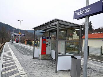 So weit entfernt, am Ende des 160 Meter langen Bahnsteigs, hält der Zug, wenn man in Richtung Bayreuth fahren will. Reisende, die sich bei schlechtem Wetter untergestellt haben, müssen dann eventuell Sprinterqualitäten beweisen. Foto: Dieter Hübner