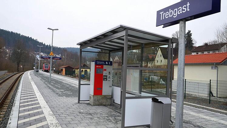 So weit entfernt, am Ende des 160 Meter langen Bahnsteigs, hält der Zug, wenn man in Richtung Bayreuth fahren will. Reisende, die sich bei schlechtem Wetter untergestellt haben, müssen dann eventuell Sprinterqualitäten beweisen. Foto: Dieter Hübner