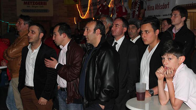 Männliche Gäste einer unweit der AC-Halle stattfindenden türkischen Hochzeit zog es für eine lange Zeit lieber zu König Fußball in die AC-Halle.