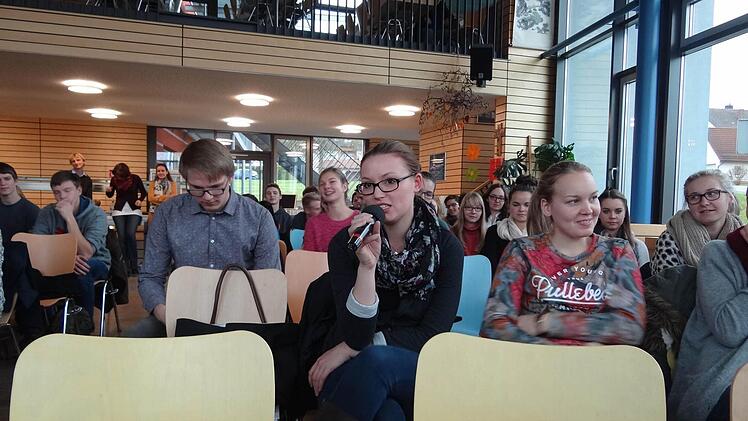 Die Fragen aus dem Publikum waren spontan. Zu verschiedenen Themen. Und Aiwanger wusste eine Antwort. Präzise formuliert gab er sie: "Ein gewisser Teil ist natürlich Übung", sagt der Politiker, zu seinen sprachlichen Fähigkeiten.