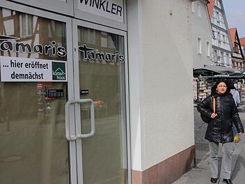 Nur einen Katzensprung vom alten Kartenhaus (Hintergrund) wird im April das neue im ehemaligen Textilhaus Winkler eröffnet.