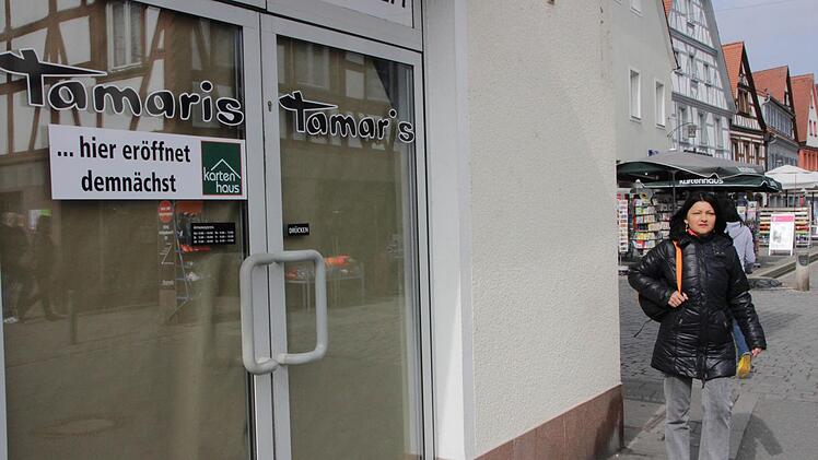 Nur einen Katzensprung vom alten Kartenhaus (Hintergrund) wird im April das neue im ehemaligen Textilhaus Winkler eröffnet.