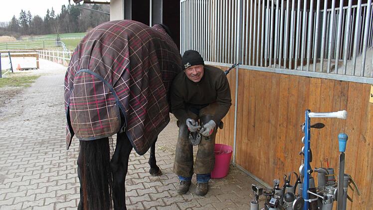 Stephan Hellgrewe säubert den Huf von "Windspiel Girl". Foto: Carmen Schwind