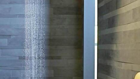 Die Brause "Axor-Lamp Shower" ist Regendusche und Ambientelicht in einem.  Foto: Axor/Hansgrohe SE