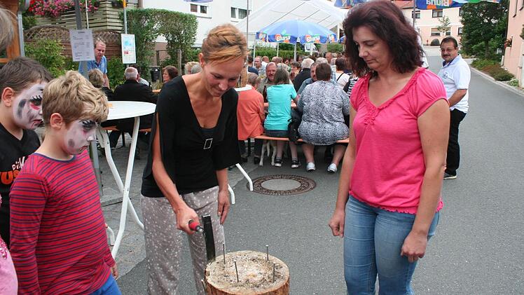 Nach ein wenig Übung zeigten sich die Damen in Schirnsdorf beim Nageln recht treffsicher. Foto: Evi Seeger