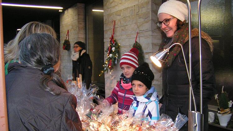 Die Ehefrau von Vizebürgermeister Marco Friepes, Sonja Friepes, mit den Kindern Foto: Heidi Amon