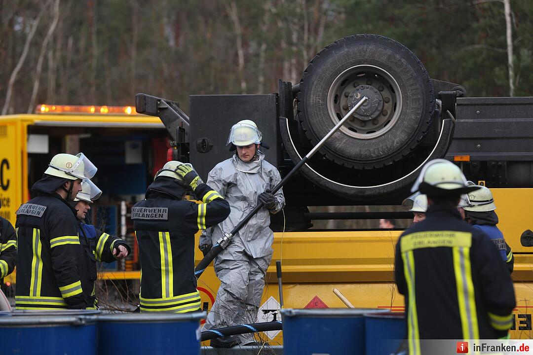 Erlangen: Tanklaster kippt um