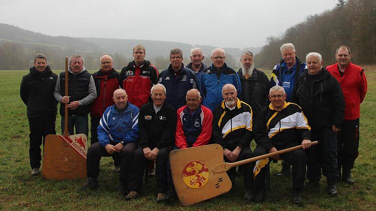 Wie seit mehr als zwei Jahrzehnten waren Schweizer Hornusser zum Saisonauftakt-Training in Münnerstadt. Foto: Heike Beudert