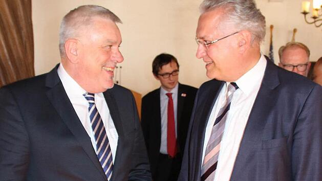 Coburgs OB Norbert Tessmer (links) im Gespr&auml;ch mit Bayerns Innenminister Joachim Herrmann Foto: Oliver Schmidt