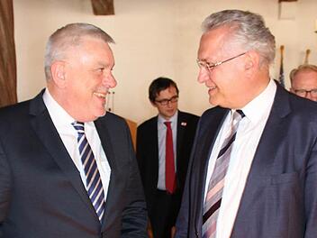 Coburgs OB Norbert Tessmer (links) im Gespräch mit Bayerns Innenminister Joachim Herrmann Foto: Oliver Schmidt