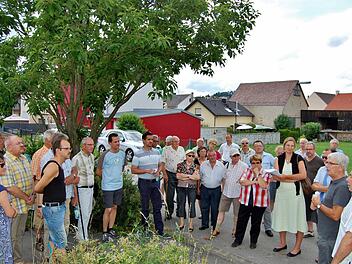 Stadtrat Günther Götz (rechts) und Leonhard Valier (Zweiter von rechts) vom Bamberger Stadtplanungsbüro Wittmann, Valier & Partner erkundeten mit Reiterswiesener Einwohnern verbesserungswürdige Punkte im Ort. Foto: Sigismund von Dobschütz
