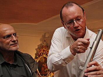 Der Glanz trügt: Organist Georg Hagel nimmt eine neue Pfeife aus der ehemaligen Banzer Orgel, die zwar einen passablen, aber keinen ursprünglichen Klang mehr erzeugt. Foto: Sophie Röder