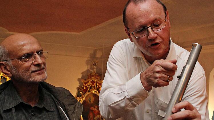 Der Glanz trügt: Organist Georg Hagel nimmt eine neue Pfeife aus der ehemaligen Banzer Orgel, die zwar einen passablen, aber keinen ursprünglichen Klang mehr erzeugt. Foto: Sophie Röder