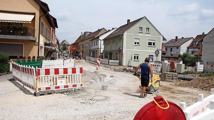In der kommenden Woche soll auch die Brückenstraße in Höchstadt wieder asphaltiert werden.  Fotos: Andreas Dorsch