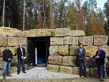 Durch Natursteine in die umgebende Natur eingebunden sind die neuen Tiefbrunnen in der Birkach. Im Bild von links: Jürgen Ganzmann, Bauamt Höchstadt, Bürgermeister Gerald Brehm, Hans Leuchs vom Landratsamt, Wassermeister Christoph Himpel, Julia Apfelbacher, Stadtplanung HöchstadtEvi Seeger