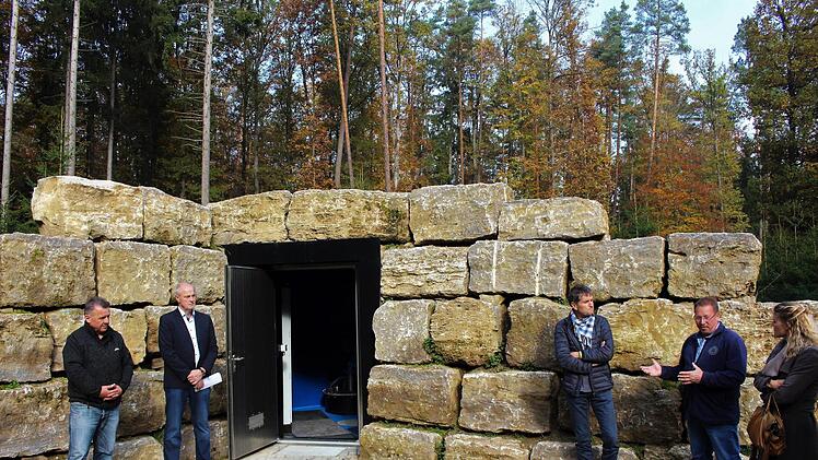 Durch Natursteine in die umgebende Natur eingebunden sind die neuen Tiefbrunnen in der Birkach. Im Bild von links: Jürgen Ganzmann, Bauamt Höchstadt, Bürgermeister Gerald Brehm, Hans Leuchs vom Landratsamt, Wassermeister Christoph Himpel, Julia Apfelbacher, Stadtplanung HöchstadtEvi Seeger