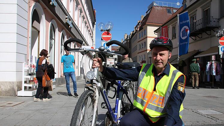 Lothar Manger mit dem Dienstrad der Bad Kissinger Polizei. Foto: Ralf Ruppert