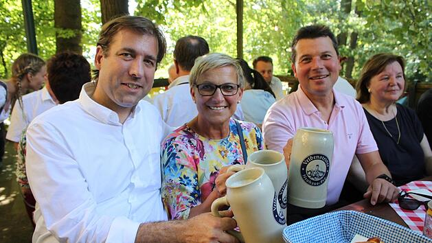 Beim Beh&ouml;rdentreffen auf dem Annafest hie&szlig;en Landrat Hermann Ulm (CSU) und Vize-Landr&auml;tin Rosi Kraus (CSU) den Hofer Oberb&uuml;rgermeister Harald Fichtner (CSU) willkommen. Foto: Ronald Heck