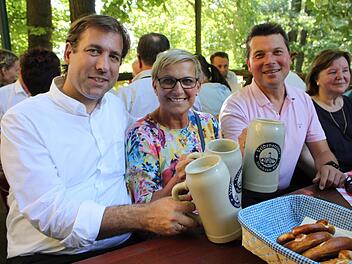 Beim Behördentreffen auf dem Annafest hießen Landrat Hermann Ulm (CSU) und Vize-Landrätin Rosi Kraus (CSU) den Hofer Oberbürgermeister Harald Fichtner (CSU) willkommen. Foto: Ronald Heck