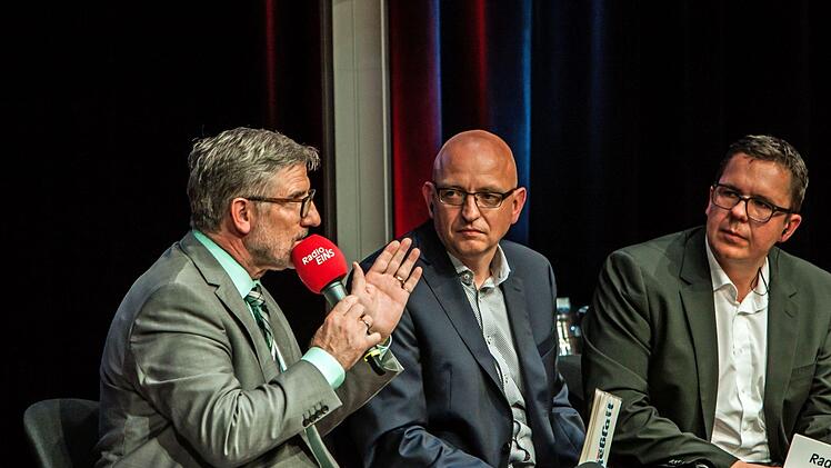 Reges Publikumsinteresse verzeichnete der Regionentalk am Mittwoch im bestens besuchten Coburger Kongresshaus. Die acht Direktkandidaten für die Landtagswahl stellten sich kritischen Fragen. Moderiert wurde der Abend von  den Redaktionsleitern Oliver Schmidt (Coburger Tageblatt) und Thomas Apfel (Radio Eins).Foto: Jochen Berger