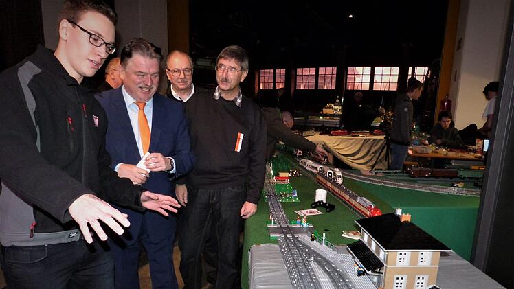 Florian Schreiter (links) von der Lego-Eisenbahnwelt ist Stolz, den Bahnhof Hiltpoltstein mit Lego-Steinen nachgebaut zu haben.
