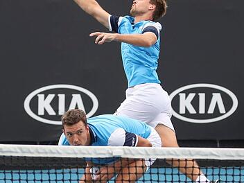 Harmonierten im Viertelfinale von Marseille wieder prima: Kevin Krawietz hinten und Andreas Mies vorne am Netz. Foto: Archiv/dpa