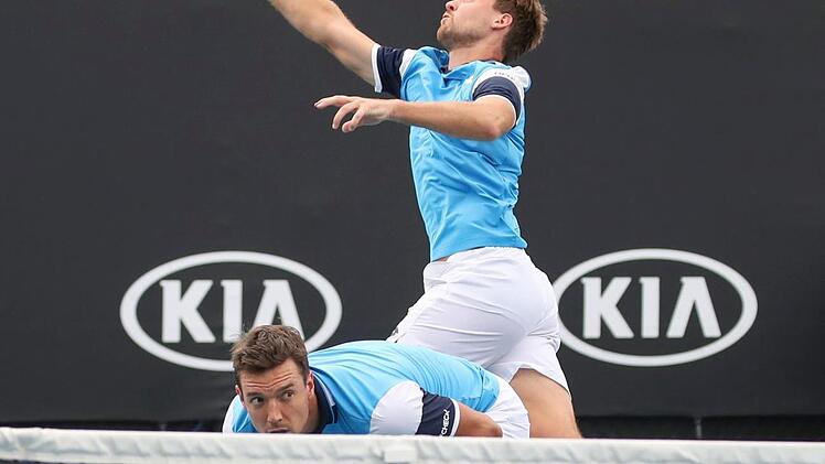Harmonierten im Viertelfinale von Marseille wieder prima: Kevin Krawietz hinten und Andreas Mies vorne am Netz. Foto: Archiv/dpa