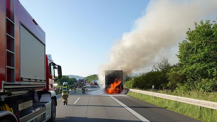 Lkw brennt auf A70 aus - Feuerwehr spricht nach Einsatz Lob aus