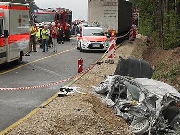 Nur noch ein Haufen Schrott blieb vom Fluchtauto des Bankräubers übrig.  Foto: Andreas Dorsch