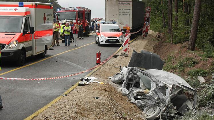 Nur noch ein Haufen Schrott blieb vom Fluchtauto des Bankräubers übrig.  Foto: Andreas Dorsch