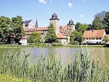 Der See am Thurnauer Schloss lädt zu einem idyllischen Spaziergang ein. Anschließend kann man gemütlich einkehren - auf der Schlossbräu-Terrasse oder in einem der vielen weiteren Lokale. Foto: Dagmar Besand
