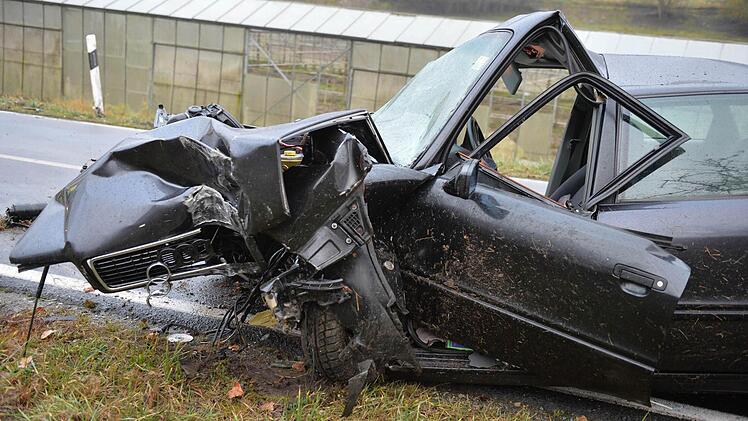 Gleich drei Autos waren Dienstagmorgen an einem Unfall beteiligt, der zwischen Dankenfeld und Priesendorf passierte. Alle Fotos: Ronald Rinklef