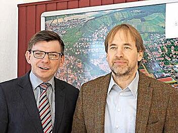 Bürgermeister Armin Warmuth und Stadtbaumeister Detlef Mohr (von links) im Büro des Bauamts.  Foto: Arkadius Guzy