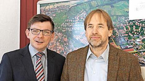 Bürgermeister Armin Warmuth und Stadtbaumeister Detlef Mohr (von links) im Büro des Bauamts.  Foto: Arkadius Guzy